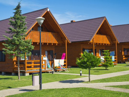 Zaplanuj wakacje nad morzem. Wybierz domki