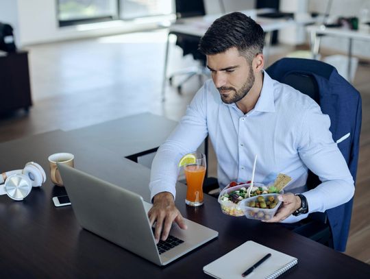 Zdrowe jedzenie w pracy - co warto zaproponować szefowi