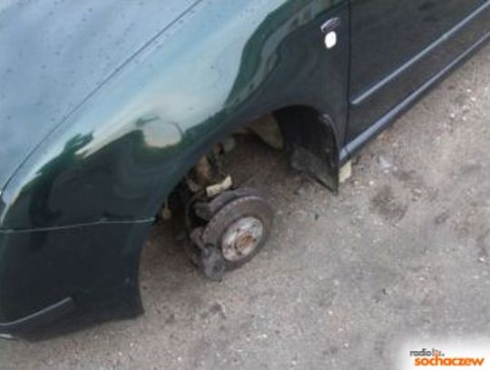 Zostawili auto bez kół