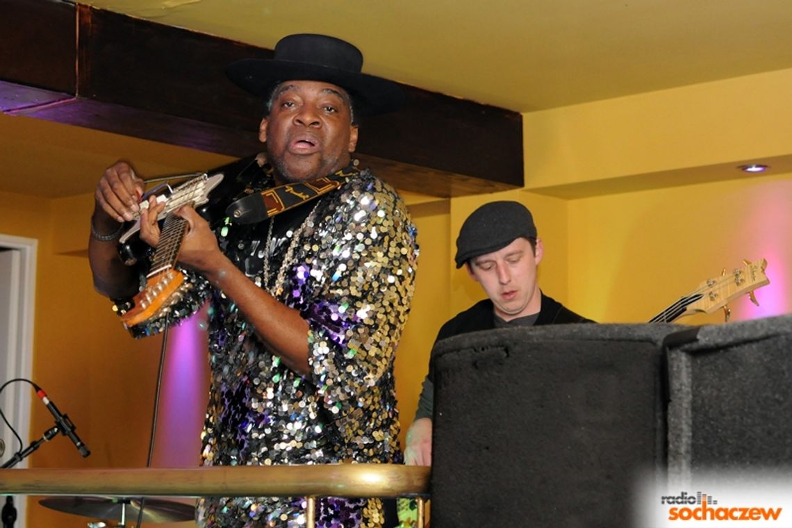 Carvin Jones i słuchanie muzyki w Sochaczewie