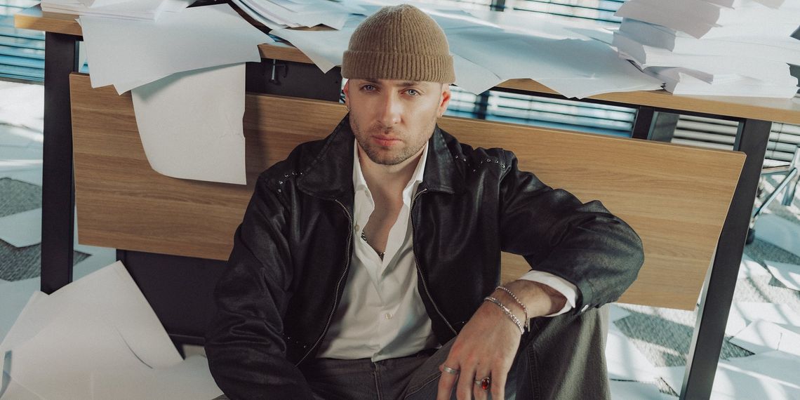 Dominik Dudek zwalnia tempo. „Może wolniej” jako manifest życia ,,tu i teraz”.