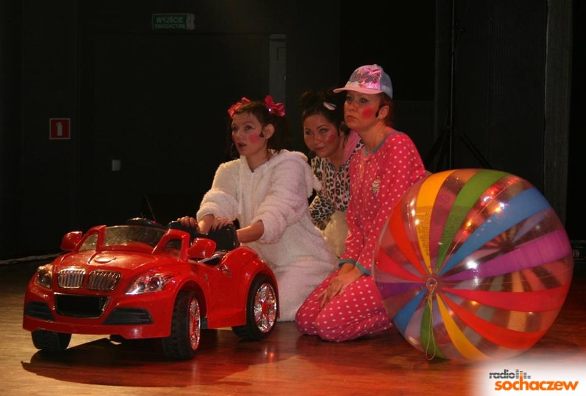 Dziecko! Mamo, Tato 6 marca Poznaj Latającą Scenę Retro Dziecko! Mamo, Tato 6 marca Poznaj Latającą Scenę Retro