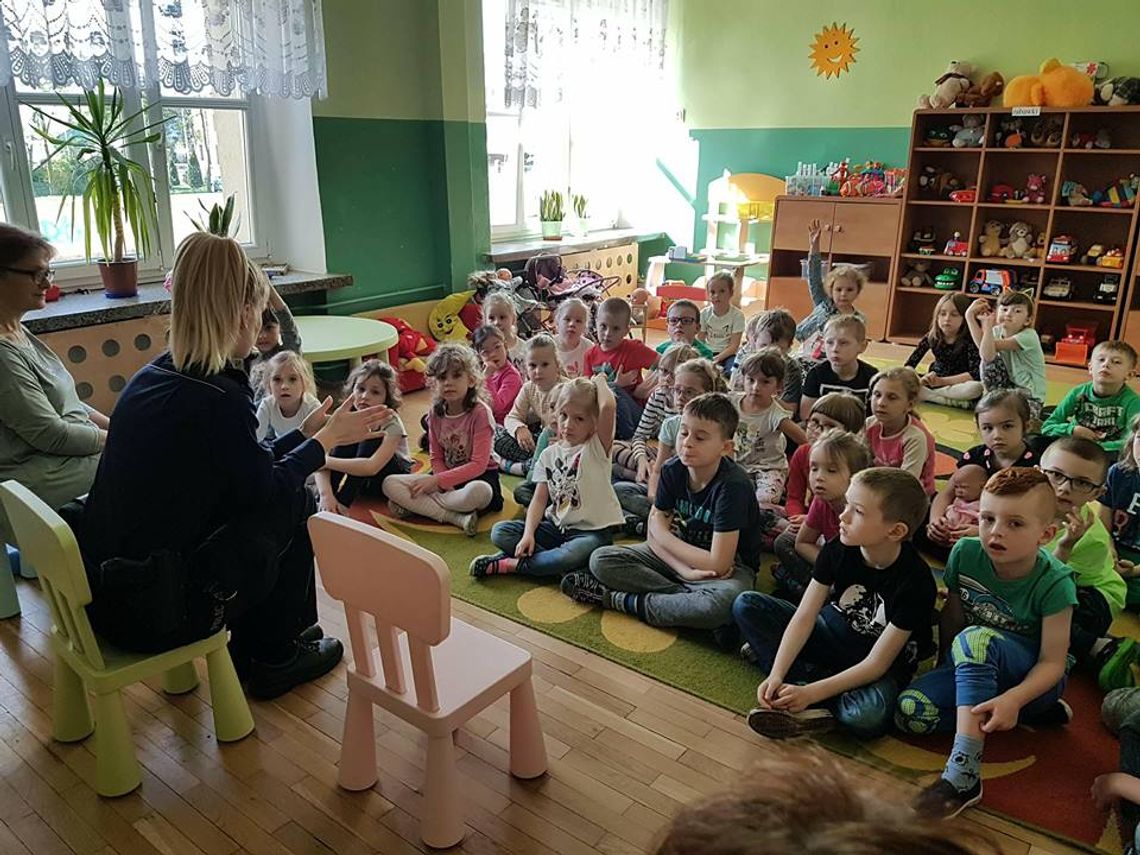 Dzielnicowa Chodakowa z wizytą w Przedszkolu nr 6