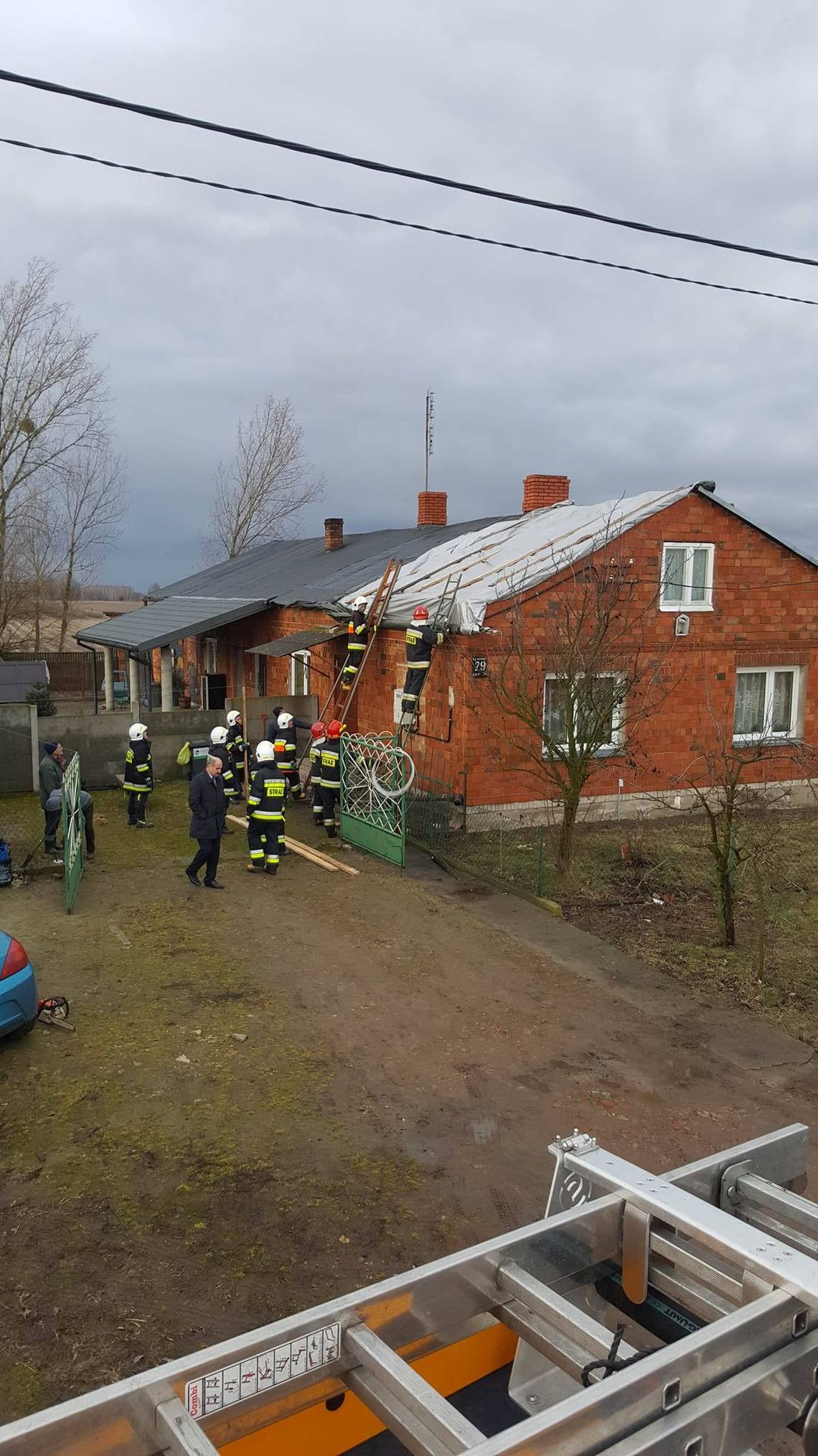 Krajobraz po burzy: 10 zastępów straży pożarnej w akcji