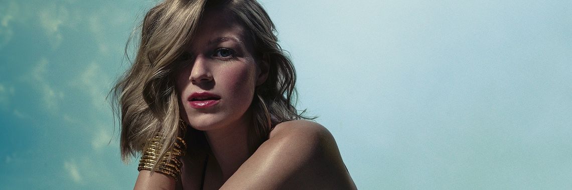 „Nie chcę być tu sama” śpiewa Kathia i zaprasza do swojego intymnego świata