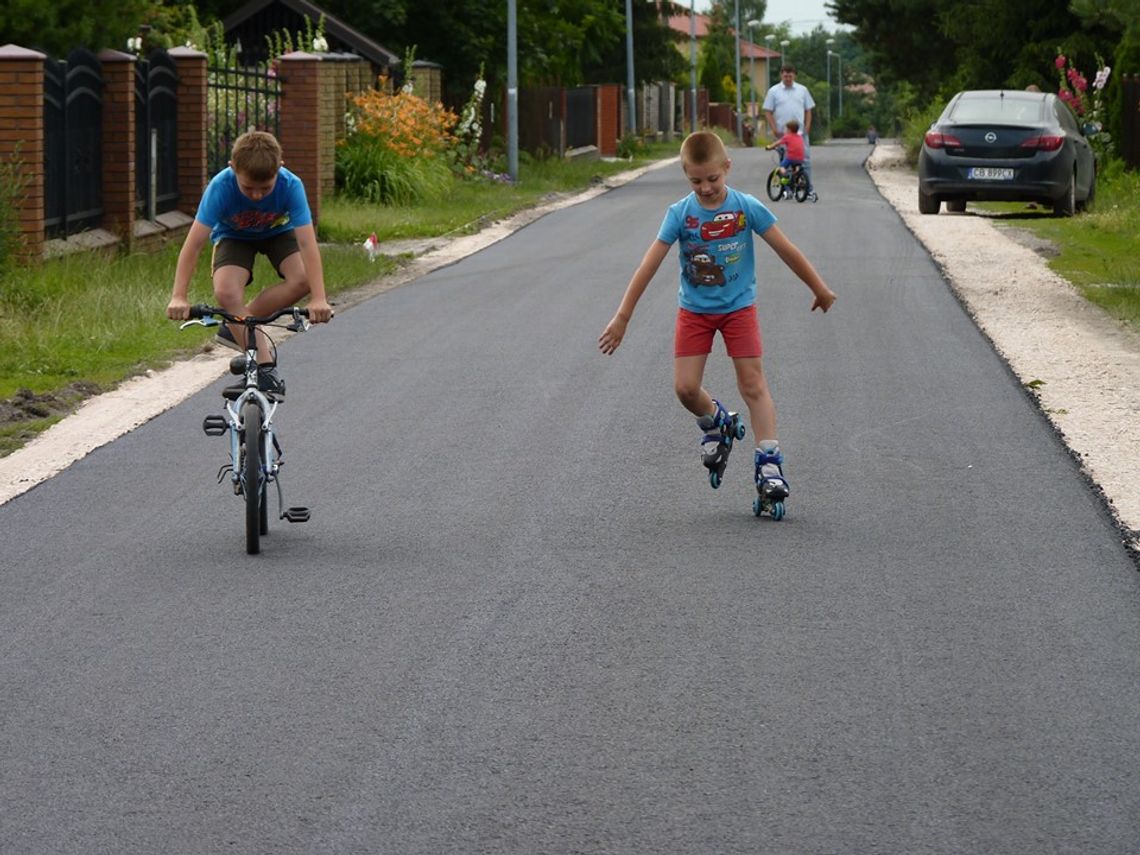 Nowy asfalt na ulicy Piaszczystej i Zacisznej