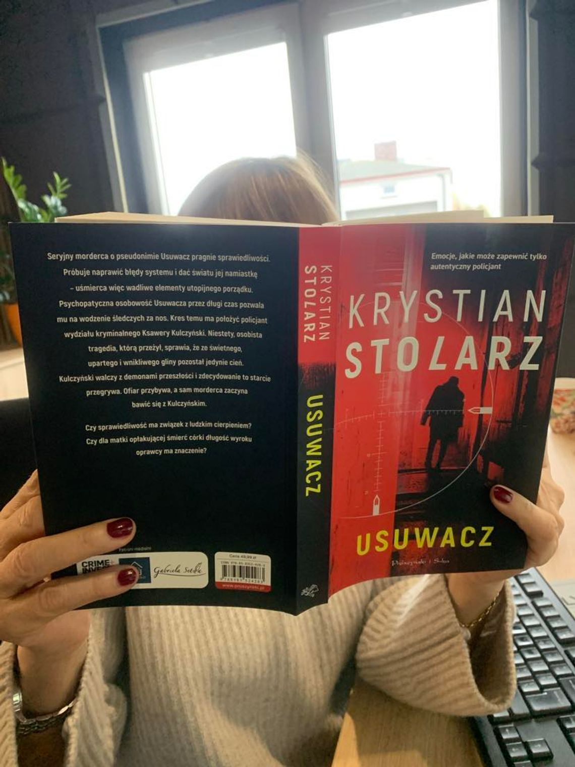 Pisarz i policjant, który ukrywa twarz