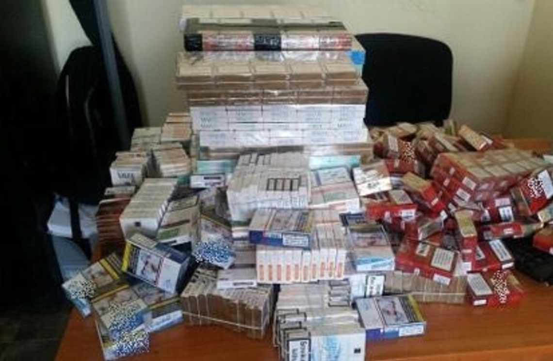 Policja na targowisku miejskim w Sochaczewie: 600 paczek papierosów zabezpieczonych