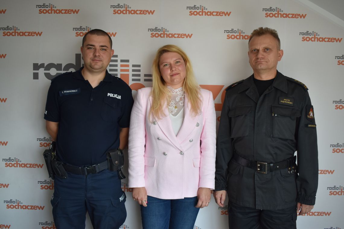 Policjanci i strażacy z Sochaczewa w goglach imitujących stan upojenia