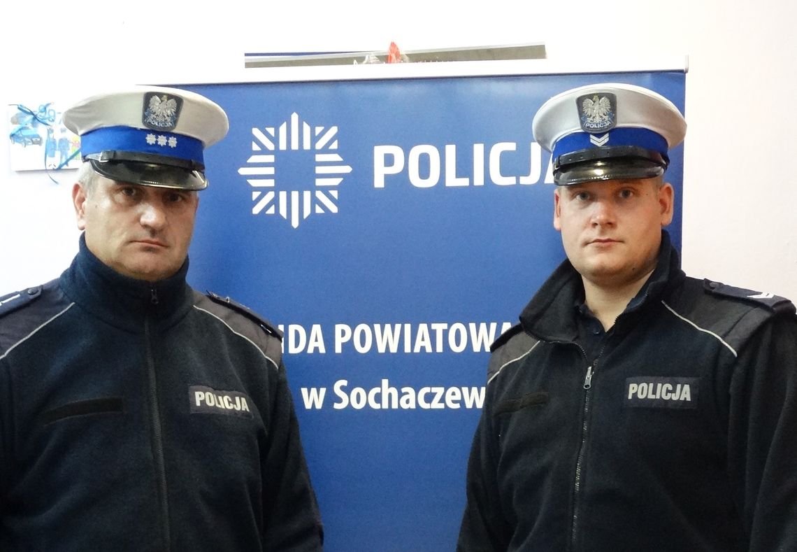 Policjanci z drogówki eskortowali przez całe miasto samochód z rodzącą kobietą