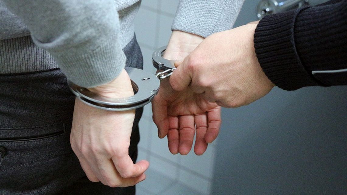 Policjanci zatrzymali dwóch nastolatków podejrzewanych o pobicie mieszkańca Sochaczewa