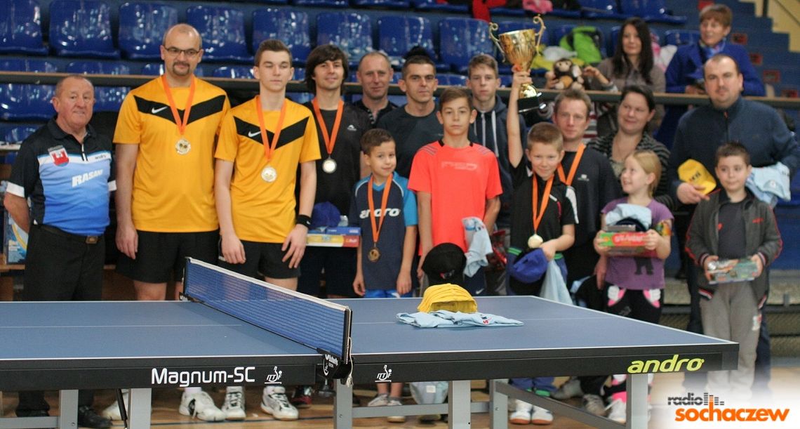 Rodziny grają w tenisa stołowego Rodziny grają w tenisa stołowego