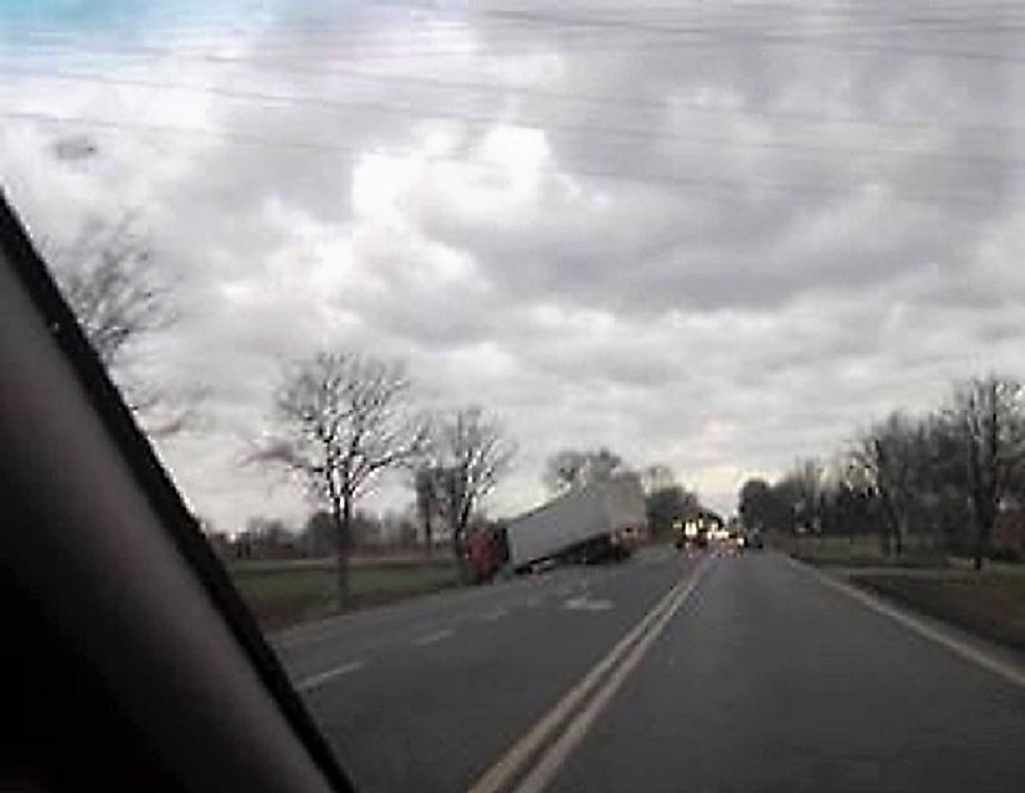 Samochód ciężarowy w rowie w miejscowości Topołowa