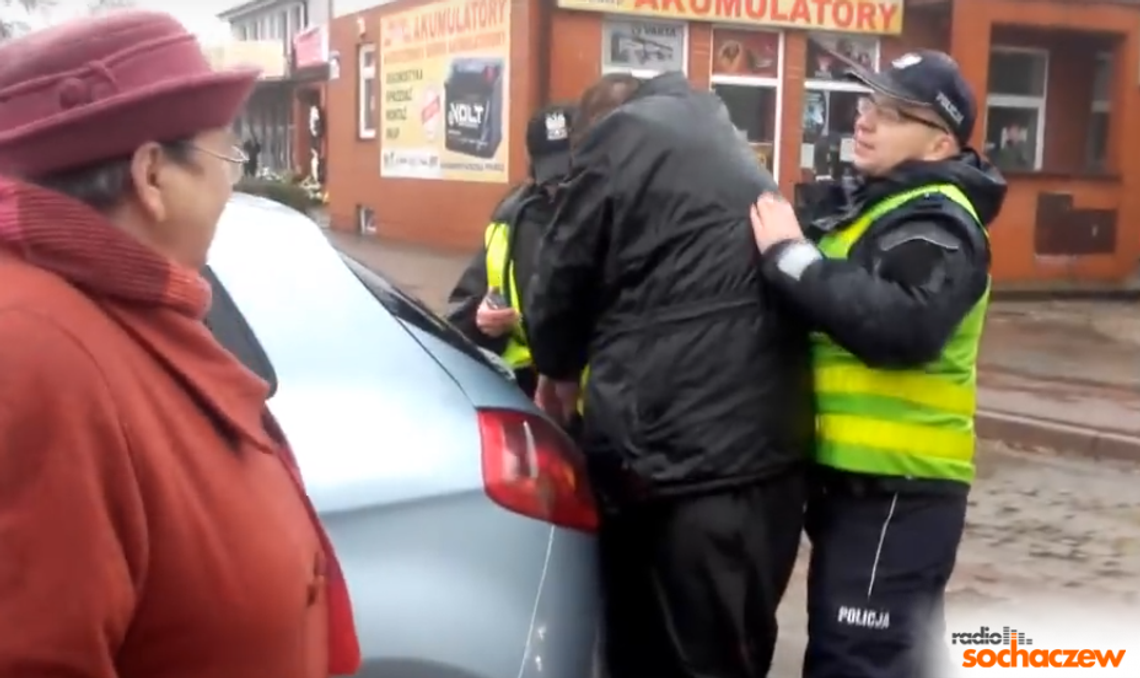 Sochaczew: Policja wyjaśnia okoliczności zatrzymania mężczyzny który nieprawidłowo przechodził przez jezdnię