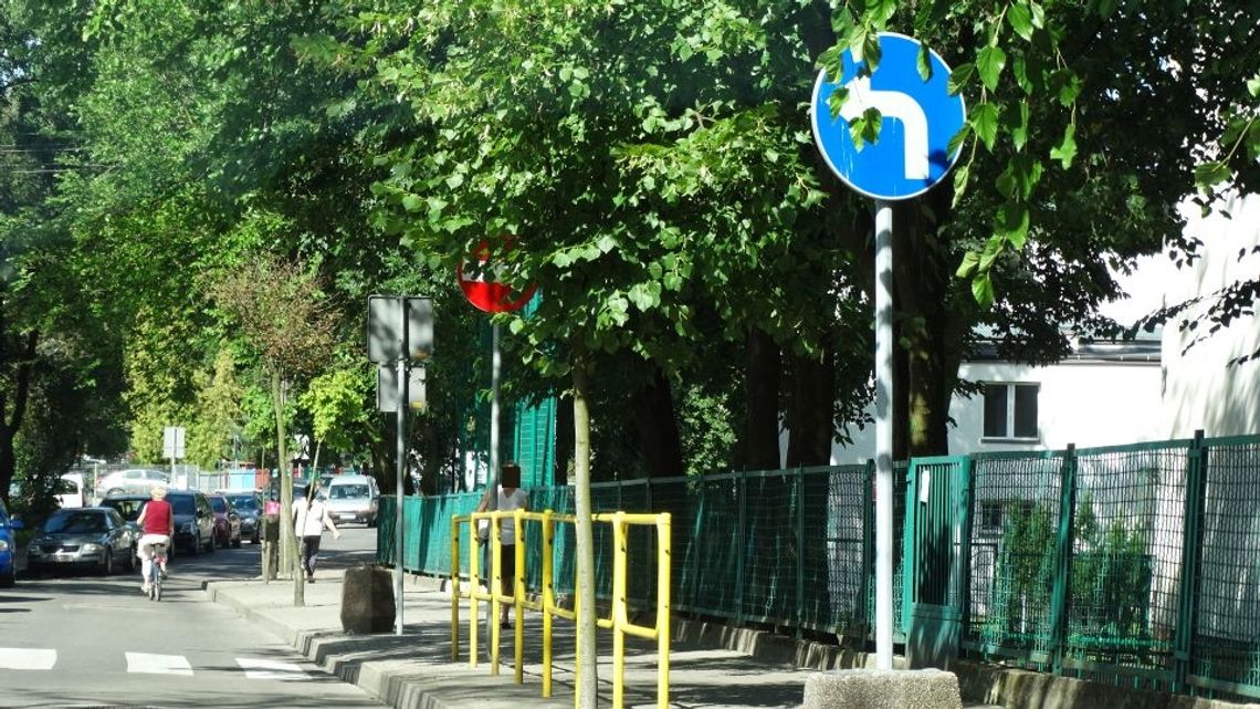 Sochaczewscy policjanci z drogówki sprawdzają oznakowanie w pobliżu szkół