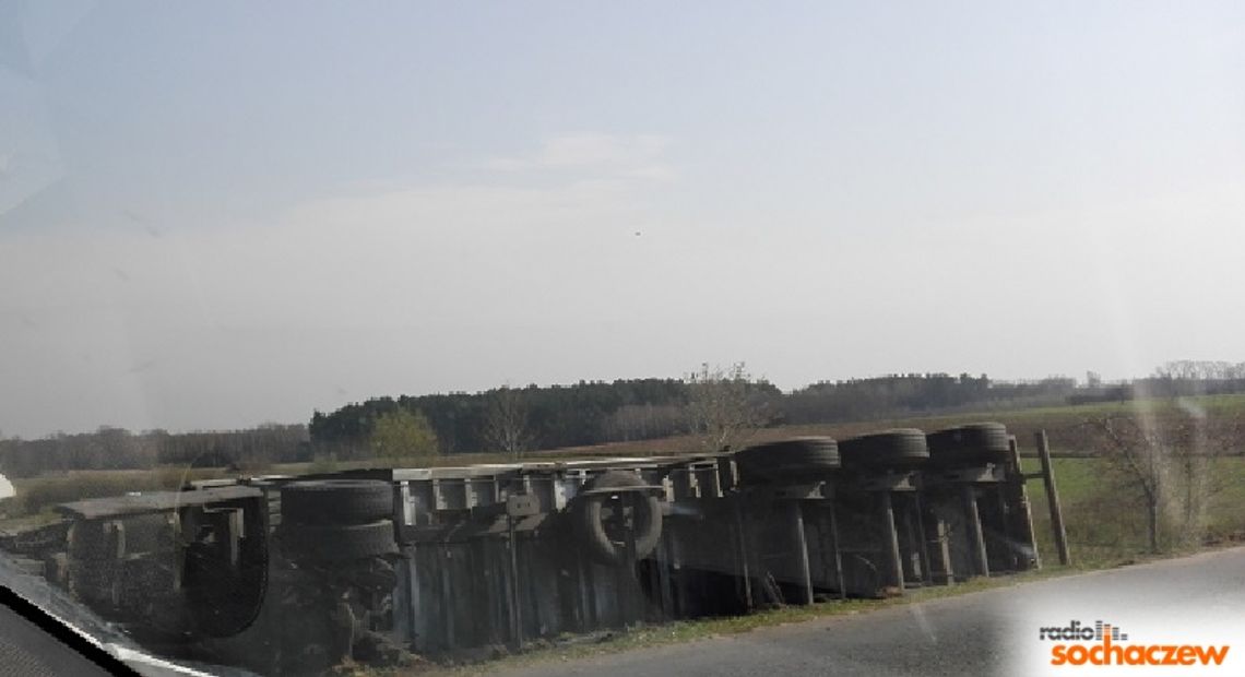 TIR w rowie między Iłowem a Łąckiem