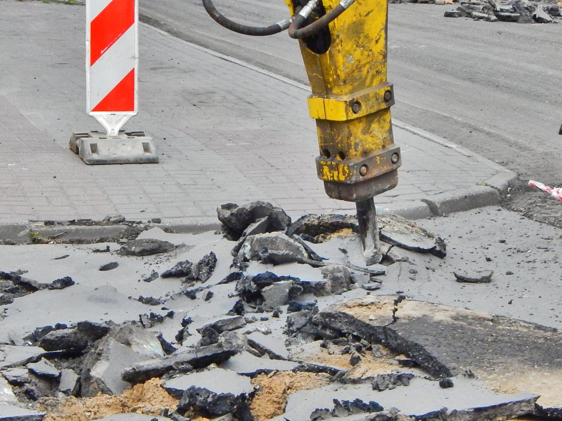 Trojanowska nadal zamknięta przy przejeździe kolejowym