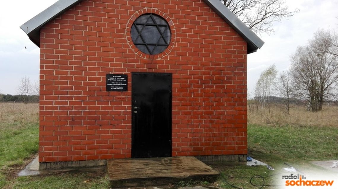 Wyczyścili napisy na cmentarzu Wyczyścili napisy na cmentarzu