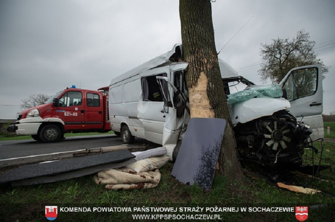 Wypadek w Żdżarowie: samochód dostawczy uderzył w drzewo